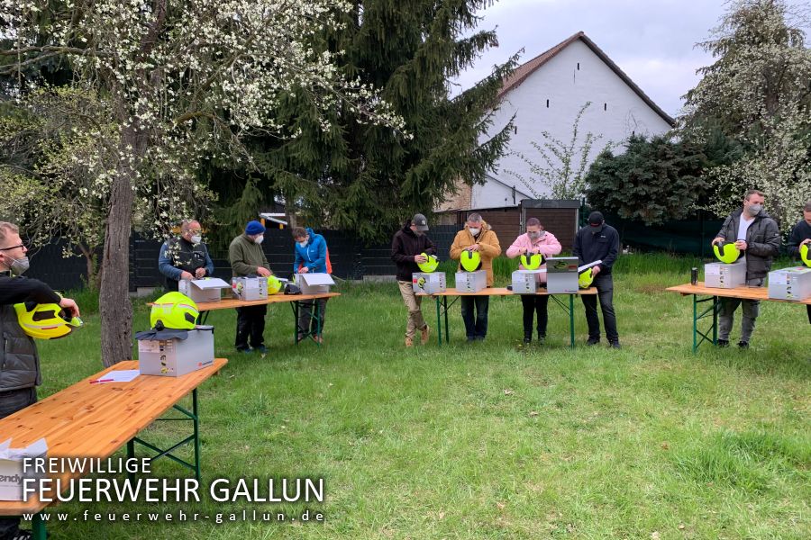 Übergabe und Anprobe der neuen Helme